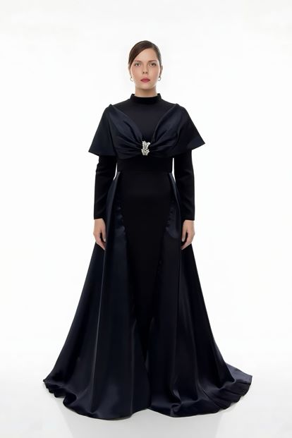 فستان سهرة أسود بياقة هالتر ومقاسات كبيرة